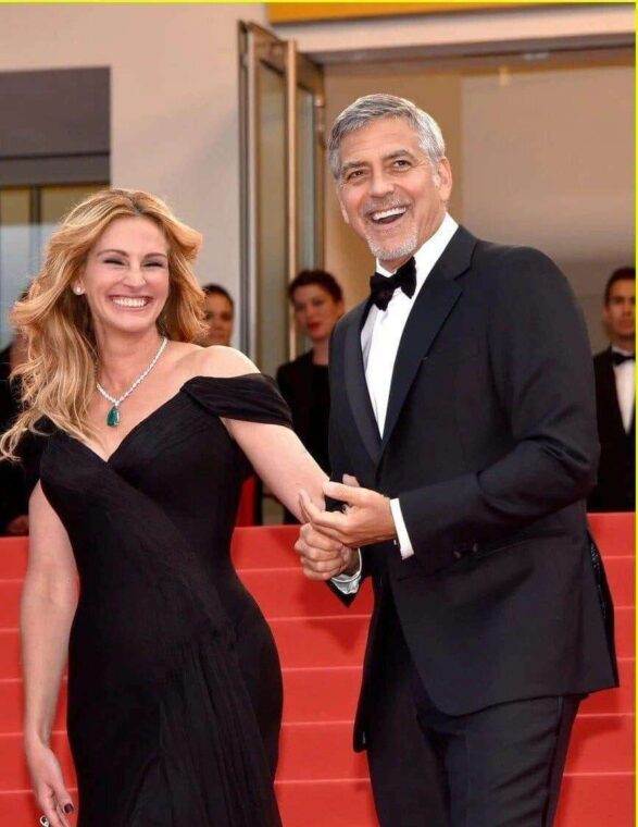 Julia Roberts made a splash at an event in honor of George Clooney in a ...