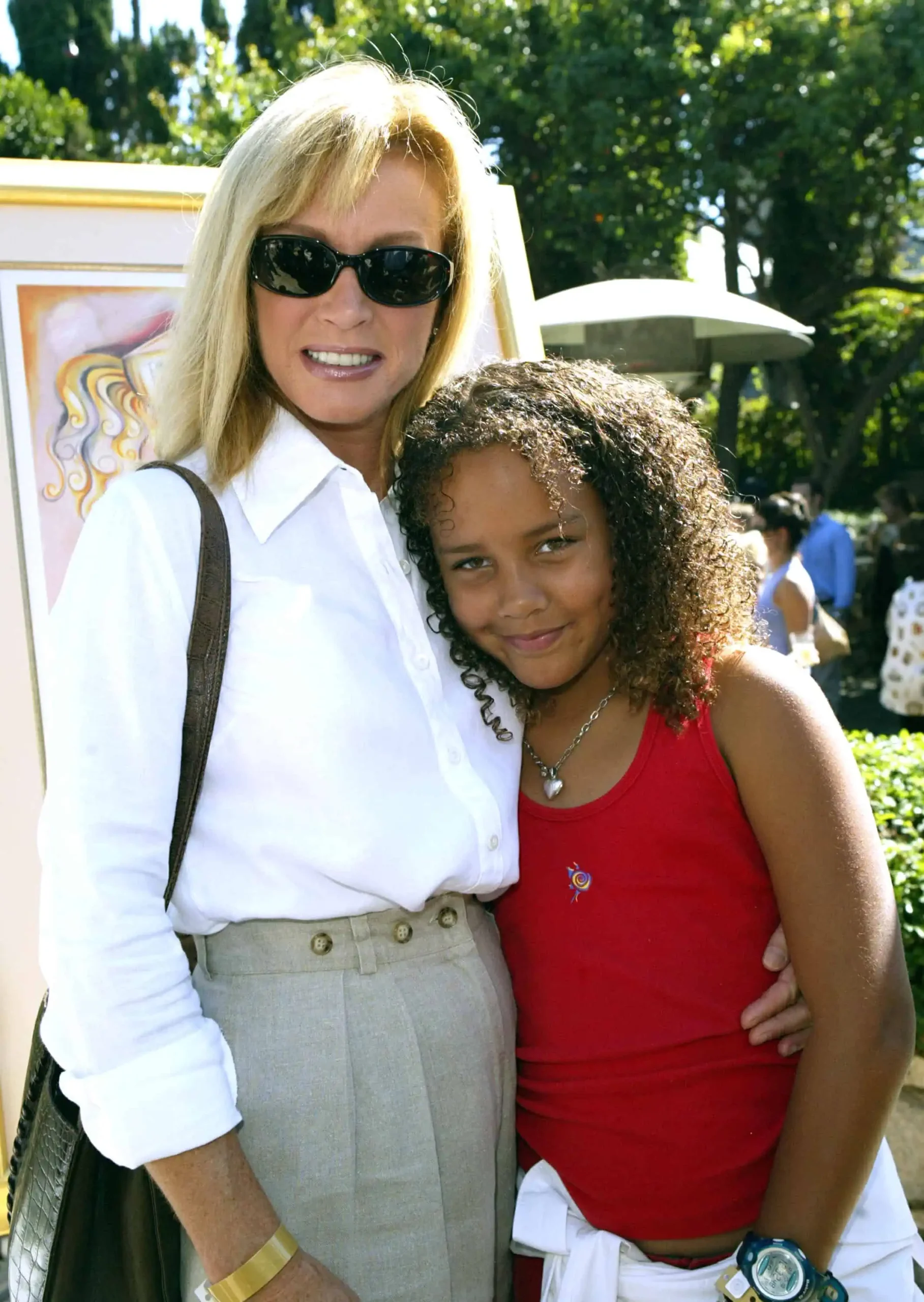 Actress Donna Mills and her daughter Chloe attending the annual "Safari Brunch" in Bel Air on October 18, 2003 | Source: Getty Images