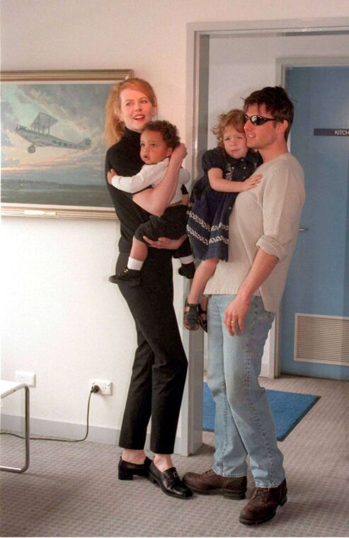 Nicole Kidman, Connor, Bella, and Tom Cruise at Sydney Kingsford Smith airport in Sydney, Australia on January 24, 1996 | Source: Getty Images