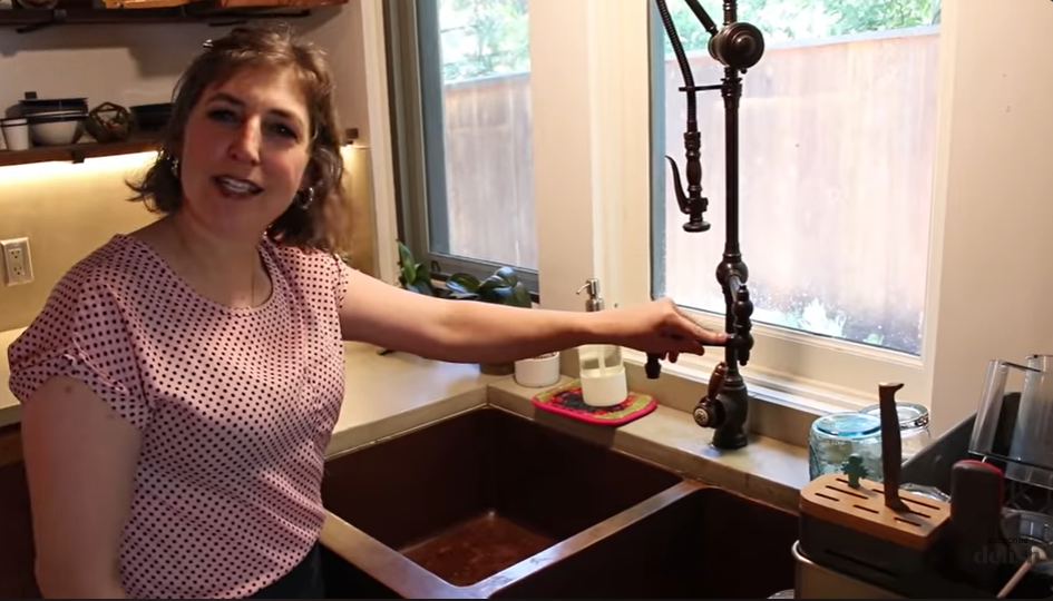 Mayim Bialik's kitchen sink from a video dated June 23, 2020 | Source: YouTube/delish