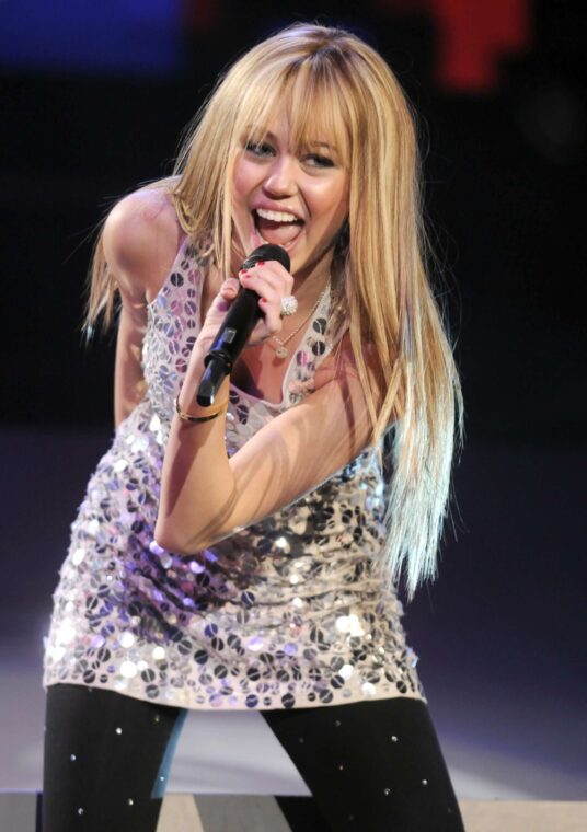 Miley Cyrus performs during her "Best of Both Worlds" tour in Uniondale, New York, on December 27, 2007. | Source: Getty Images