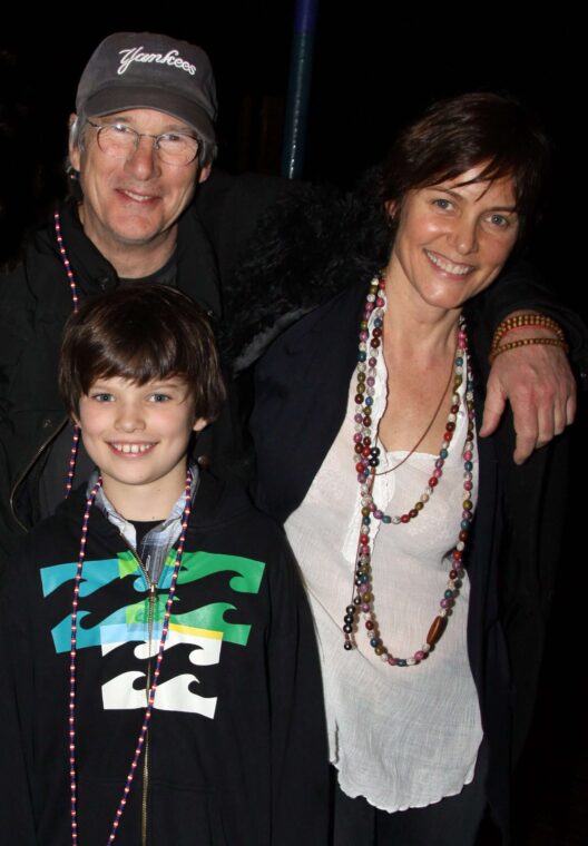 Richard Gere, Cary Lowell, and son Homer Gere pose backstage at the musical "Hair" on Broadway at the Al Hirshfeld Theater on March 14, 2010 in New York City. ┃Source: Getty Images