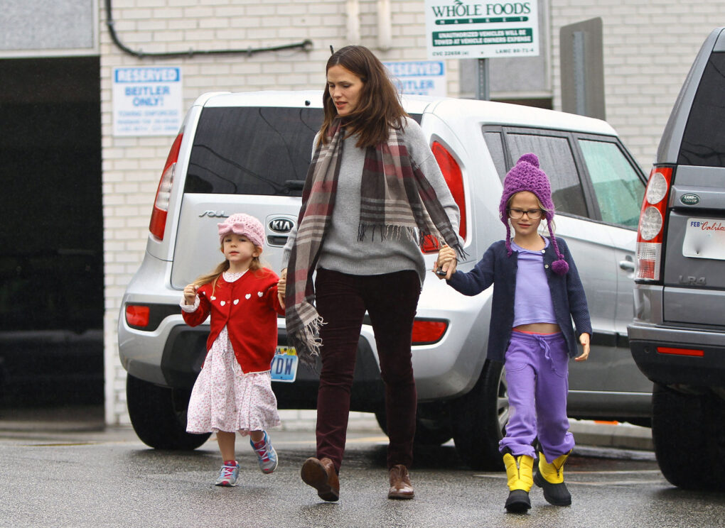 Seraphina Affleck, Jennifer Garner and Violet Affleck on December 16, 2012 in Los Angeles, California. | Source: Getty Images