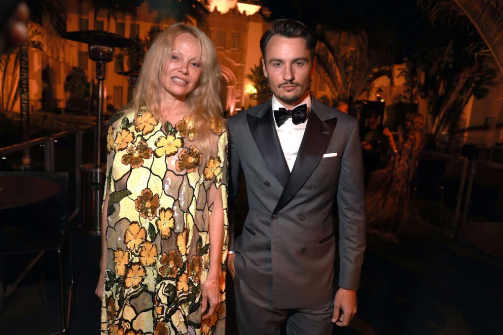 Pamela Anderson and Brandon Thomas Lee at the Vanity Fair Oscar Party in Beverly Hills, California on March 10, 2024 | Source: Getty Images