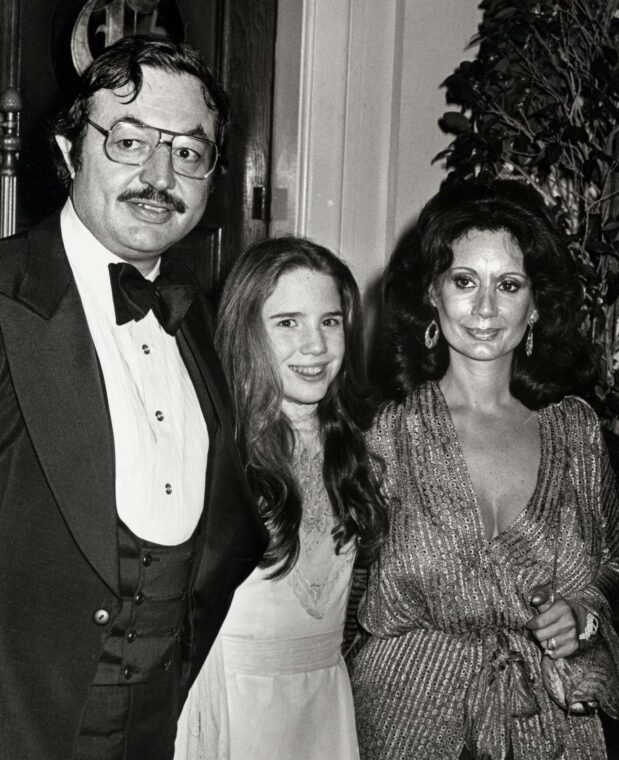 Paul Gilbert, their daughter, and Barbara Crane at the 4th Annual People's Choice Awards on February 20, 1978 | Source: Getty Images