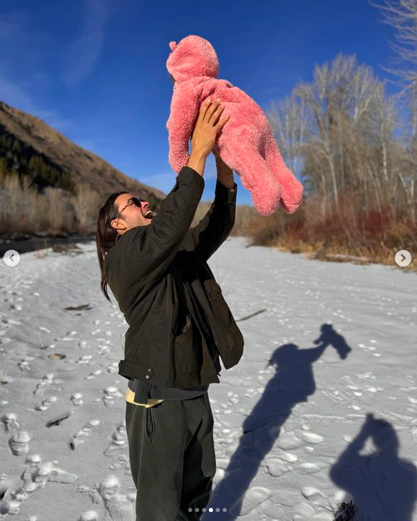 Derek Richard Thomas and Louetta Isley Thomas Willis caught in a candid moment posted on January 4, 2024 | Source: Instagram/rumerwillis