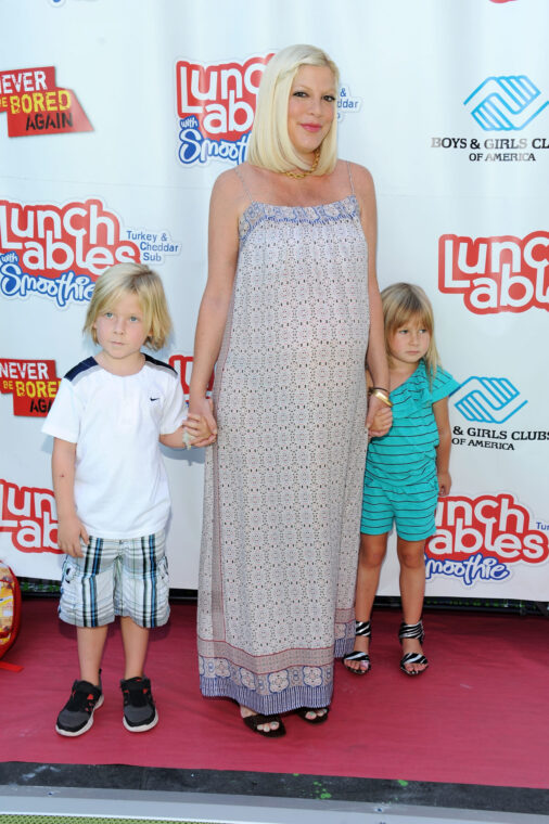 Liam McDermott, Tori Spelling and Stella McDermott at the Lunchables Team and Club Kids to build a sport court at Boys and Girls Club event in Burbank, California on August 28, 2012 | Source: Getty Images