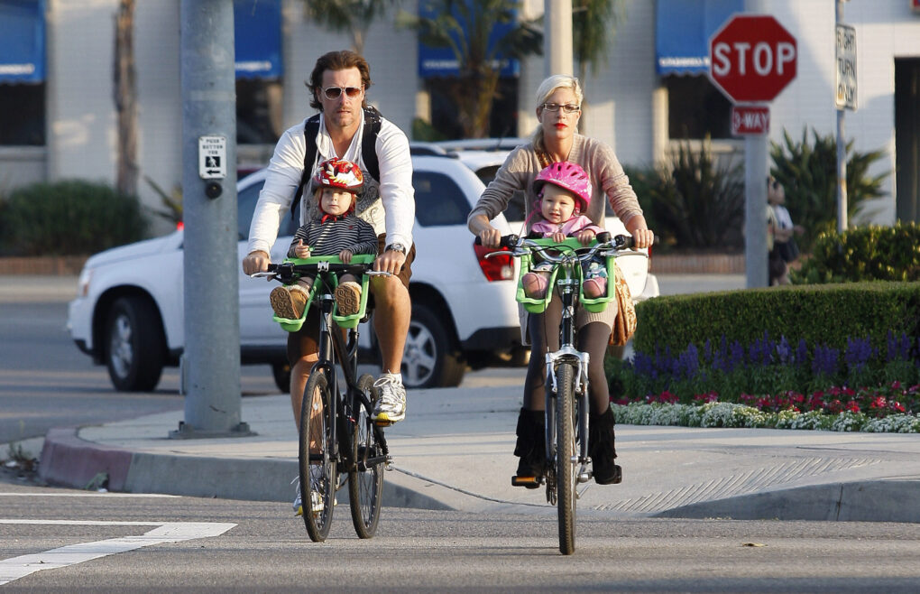 Liam, Dean, and Stella McDermott with Tori Spelling spotted biking in Los Angeles, California on August 16, 2009 | Source: Getty Images