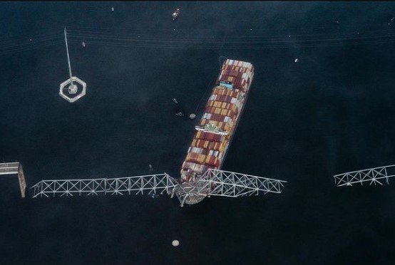 The scene where a container ship crashed into the Francis Scott Key Bridge in Baltimore, MD as seen from a plane on March 26, 2024 | Source: Instagram/vanhoutenphoto