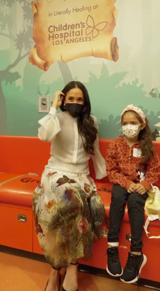 Meghan Markle posing with a child during her visit to the Children’s Hospital Los Angeles posted on April 2, 2024 | Source: Instagram/extratv